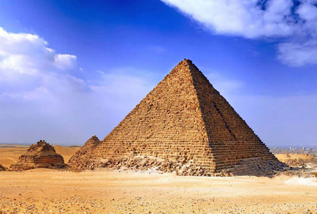 صور منقرع أصغر اهرامات الجيزة في مصر -عالم الصور